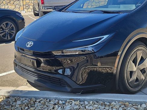 Used 2023 Toyota Prius LE image 2