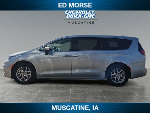 Used 2023 Chrysler Pacifica Touring-L image 2