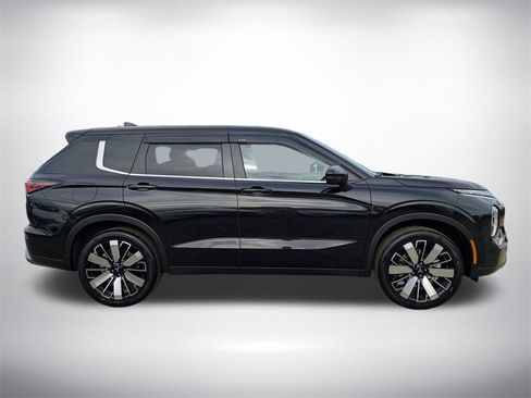 New 2026 Mitsubishi Outlander SE image 2