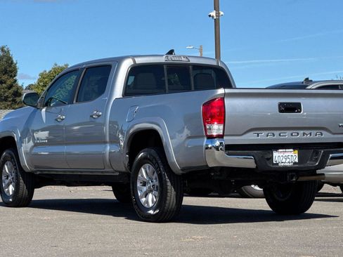 Used 2017 Toyota Tacoma SR5 w/ Tow Package image 7