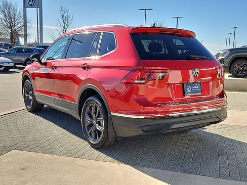 Certified 2022 Volkswagen Tiguan SE image 2