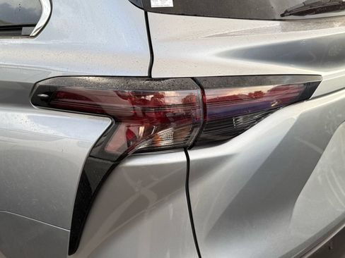Used 2024 Toyota Sienna XLE FWD image 9