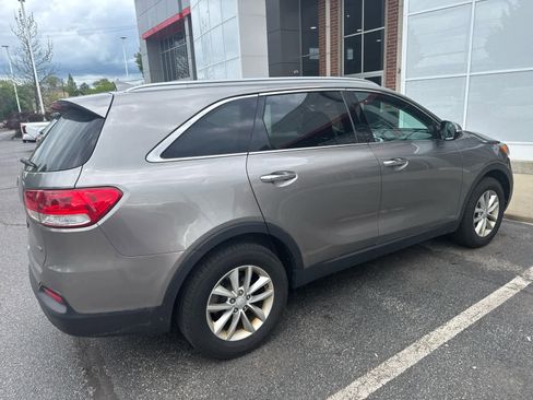 Used 2017 Kia Sorento FWD w/ LX Convenience Package image 2