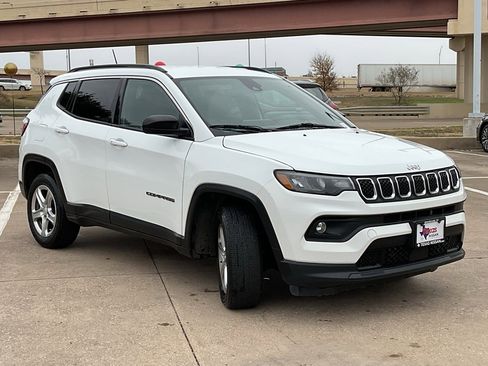 Used 2023 Jeep Compass Latitude image 4