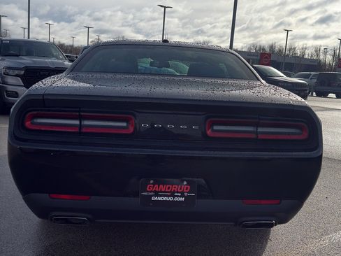 Used 2016 Dodge Challenger SXT image 6