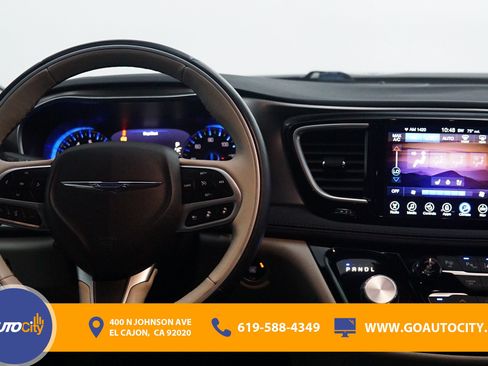 Used 2017 Chrysler Pacifica Limited w/ Advanced Safetytec Group FWD image 5