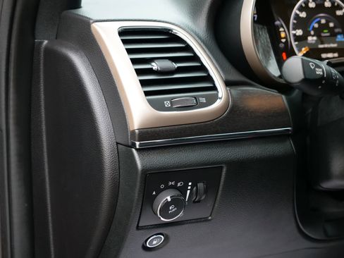 Used 2015 Jeep Grand Cherokee Limited image 31