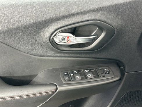 Used 2022 Jeep Cherokee Trailhawk image 24