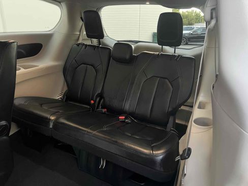 Used 2022 Chrysler Pacifica Touring-L image 6