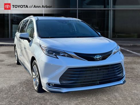 Used 2022 Toyota Sienna Platinum image 1