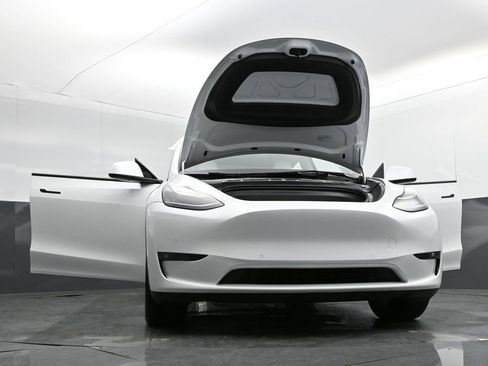 Used 2022 Tesla Model Y Long Range image 36