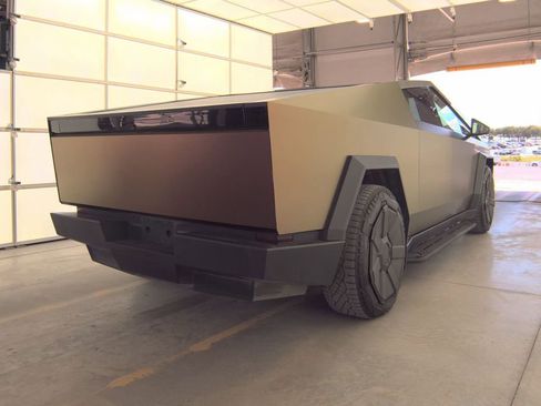 Used 2024 Tesla Cybertruck AWD Crew Cab image 4