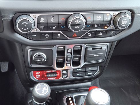 Used 2025 Jeep Wrangler Unlimited Rubicon AWD/4WD image 14