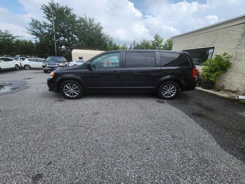 Used 2016 Dodge Grand Caravan SE FWD image 3