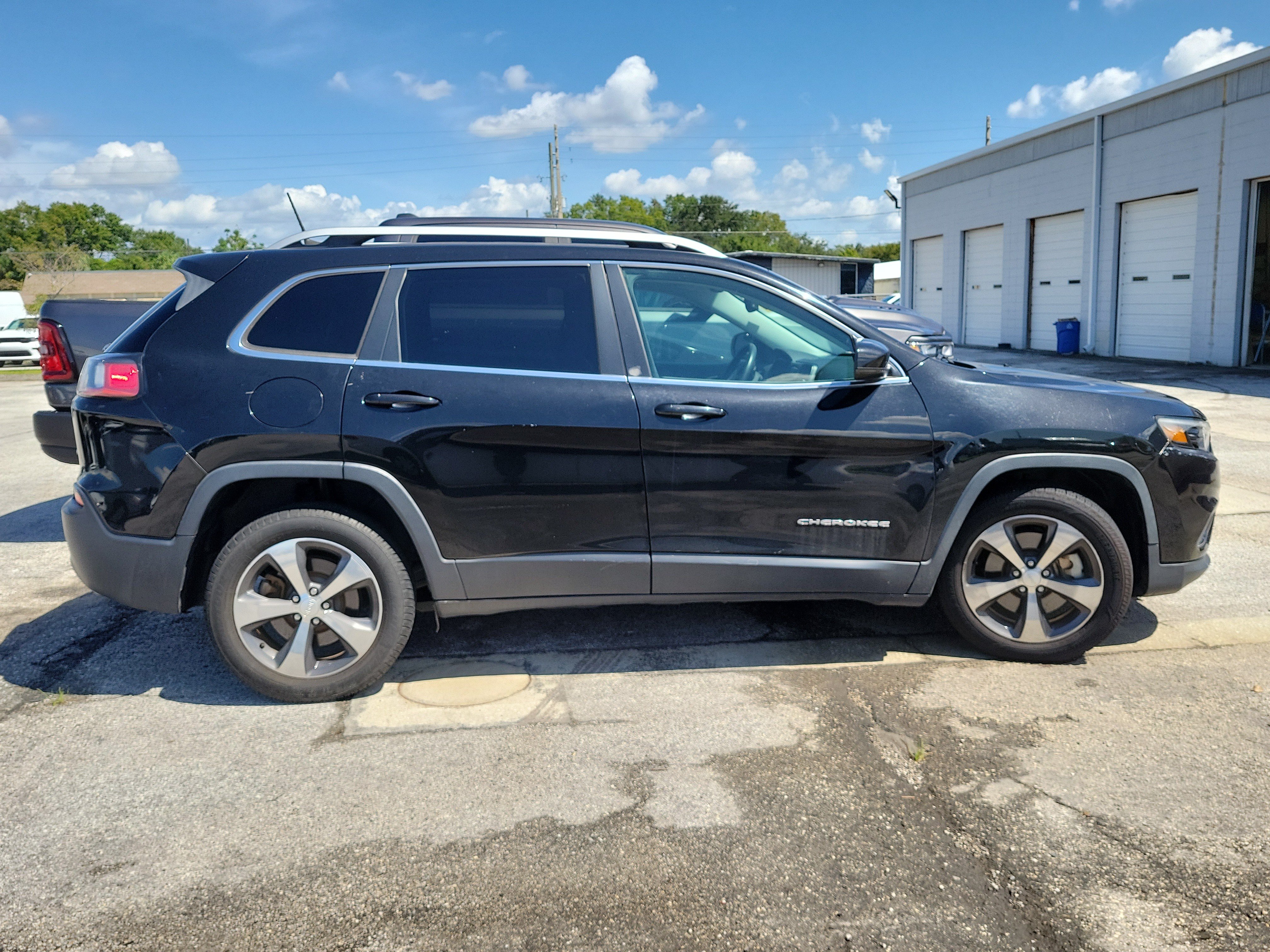 Used 2019 Jeep Cherokee Limited FWD image 7