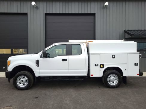 Used 2017 Ford F250 XL w/ Snow Plow/Camper Package image 1