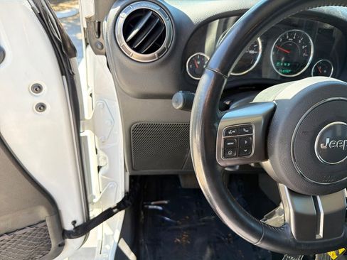 Used 2018 Jeep Wrangler Unlimited Sahara AWD/4WD image 16