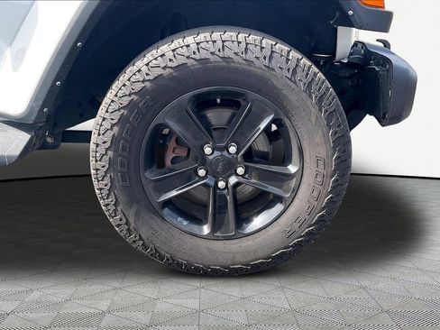 Used 2022 Jeep Wrangler Unlimited Sahara AWD/4WD image 32