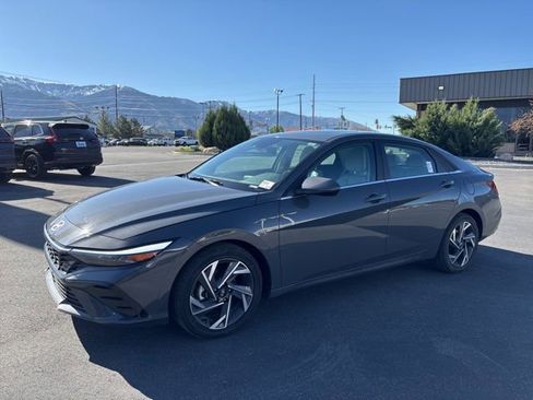 Used 2025 Hyundai Elantra Limited FWD image 7