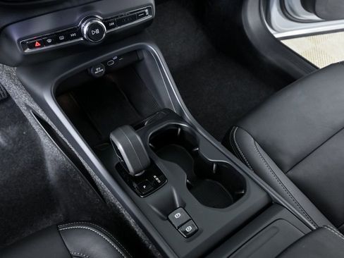 Certified 2025 Volvo XC40 B5 Core image 18