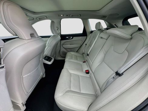 Used 2023 Volvo XC60 B5 Ultimate w/ Climate Package FWD image 16