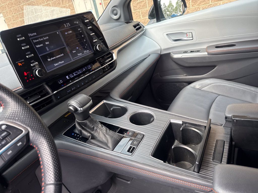 Used 2022 Toyota Sienna XSE w/ XSE Plus Package FWD image 17