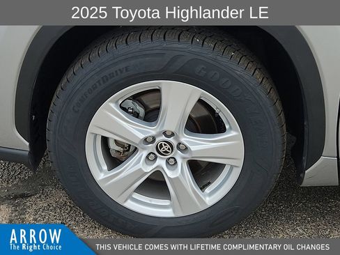 Used 2025 Toyota Highlander LE FWD image 17