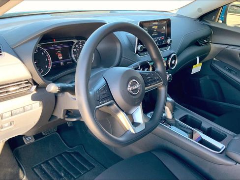 Used 2025 Nissan Sentra SV image 8