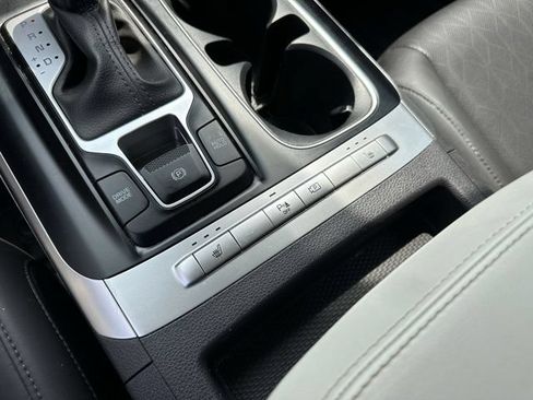 Used 2024 Kia Carnival LX FWD image 37