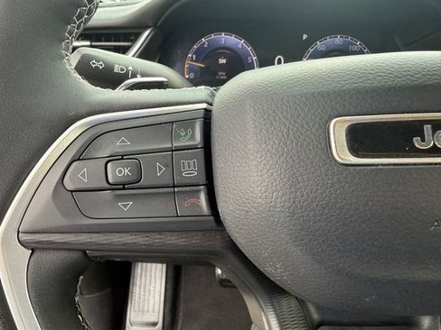 Used 2023 Jeep Grand Cherokee Altitude image 16