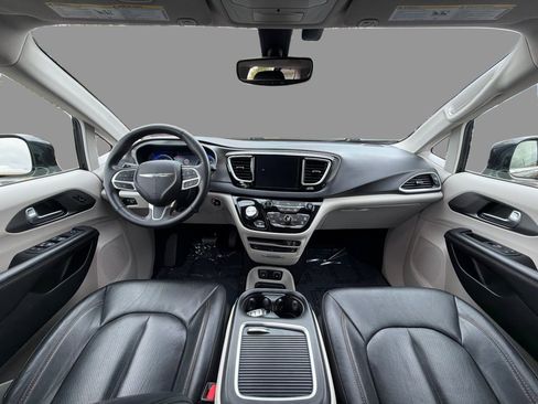 Used 2020 Chrysler Pacifica Touring-L Plus image 22