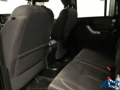 Used 2015 Jeep Wrangler Unlimited Rubicon w/ Connectivity Group AWD/4WD image 33
