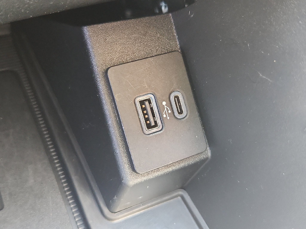 Used 2021 Ford Edge Titanium FWD image 19