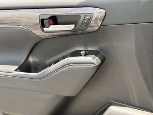 Used 2023 Toyota Highlander Platinum FWD image 30