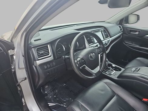 Used 2019 Toyota Highlander XLE AWD/4WD image 22