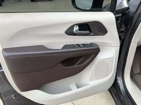 Used 2017 Chrysler Pacifica Touring image 56