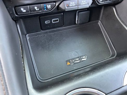 Used 2024 Chevrolet Tahoe High Country AWD/4WD image 40