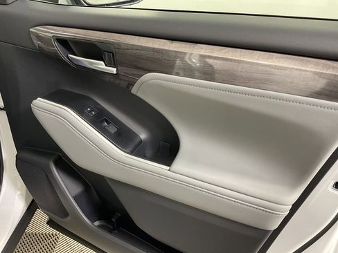 New 2026 Toyota Highlander Platinum AWD/4WD image 27