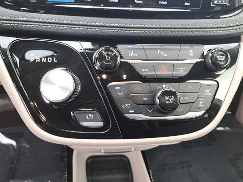 Used 2023 Chrysler Pacifica Touring-L FWD image 20