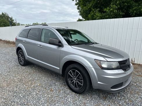 Used 2018 Dodge Journey SE w/ Connectivity Group FWD image 6