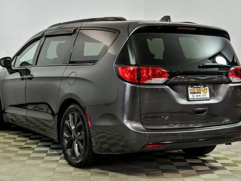 Used 2018 Chrysler Pacifica Touring-L Plus image 4