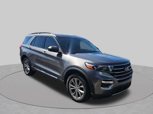 Used 2021 Ford Explorer XLT w/ Equipment Group 202A AWD/4WD image 3