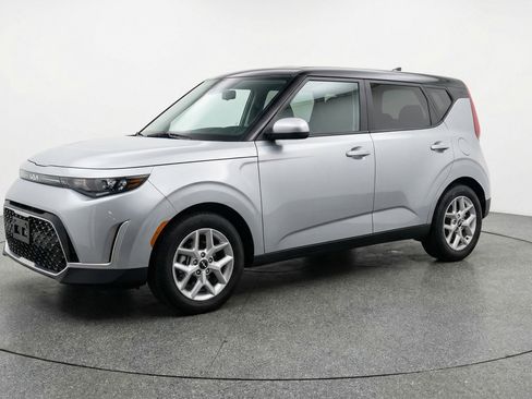 Used 2025 Kia Soul LX w/ LX Technology Package image 3