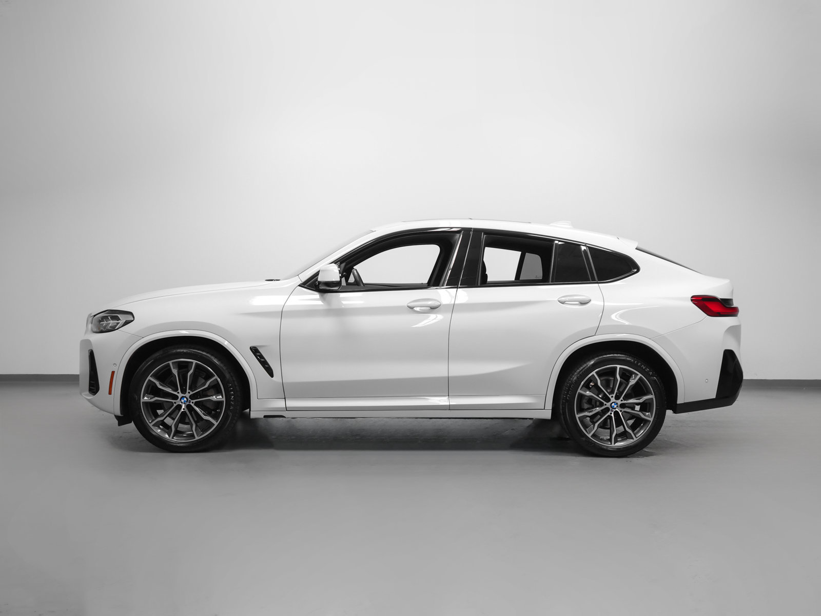 Used 2023 BMW X4 xDrive30i w/ M Sport Package AWD/4WD image 2