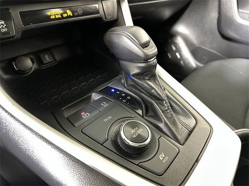 Used 2021 Toyota RAV4 LE image 16