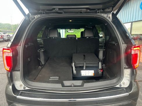 Used 2018 Ford Explorer XLT w/ Equipment Group 202A AWD/4WD image 8