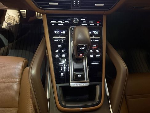 Used 2021 Porsche Cayenne Turbo AWD/4WD image 29