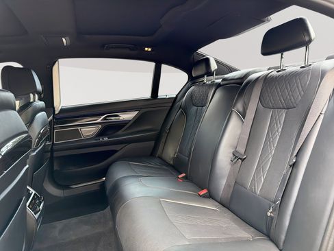 Used 2018 BMW 750i w/ Executive Package RWD image 27