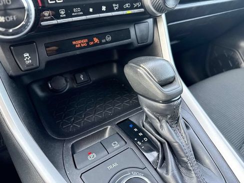 Used 2021 Toyota RAV4 LE AWD/4WD image 19