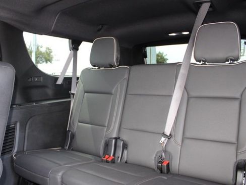 Used 2025 Chevrolet Suburban Premier image 18